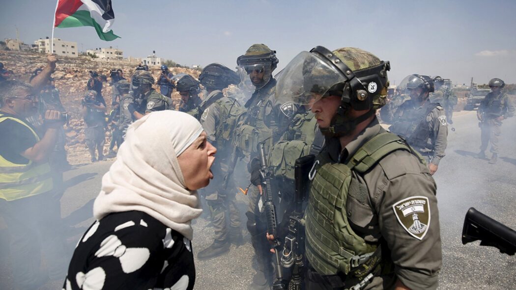 امرأة فلسطينية في مواجهة جندي احتلال اسرائيلي